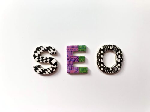 A sign that says SEO.